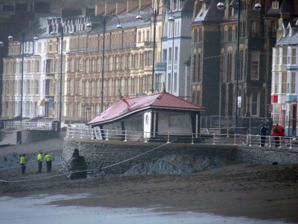 cordoningofftheshelterasitstartstocollapse.jpg